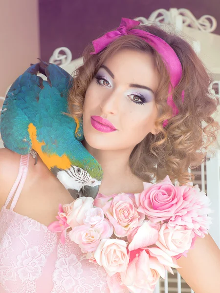 Портрет молодой красивой женщины в красочные платье с цветами его в куклы стиле с Ара на ее shoulderon — стоковое фото