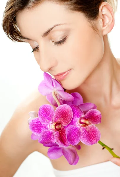 Молодая женщина с орхидеей — стоковое фото