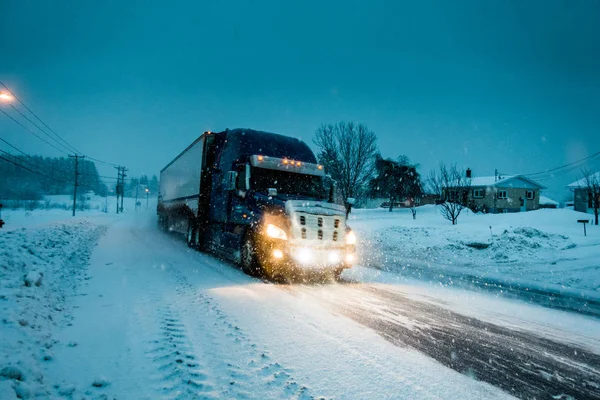 Компания Blizzard на дороге во время зимы в Канаде — стоковое фото