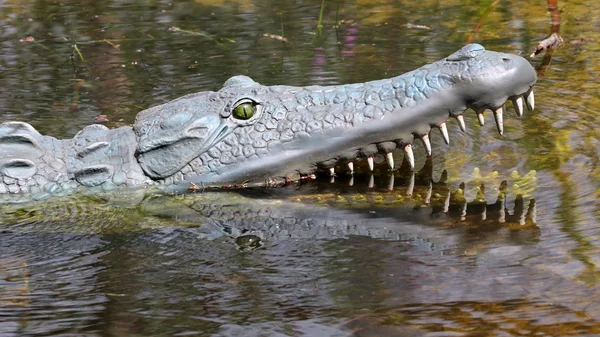 Заделывают пластиковых крокодилами — стоковое фото