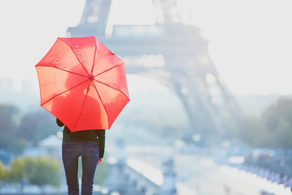 Девушка в Париже рядом с Эйфелевой башней на утро — стоковое фото