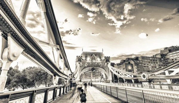 Лондонский мост башни в сумерках — стоковое фото