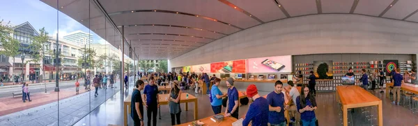 Портленд Августа 2017 Туристов Местных Жителей Apple Store Apple Является — стоковое фото