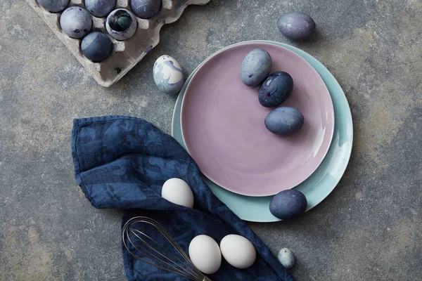 Пасхальные яйца на пластины — стоковое фото