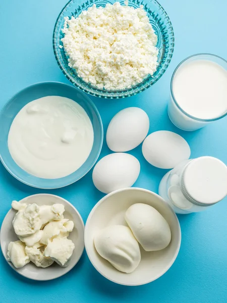 Белковые продукты: сыр, сливки, молоко, яйца на синий му — стоковое фото