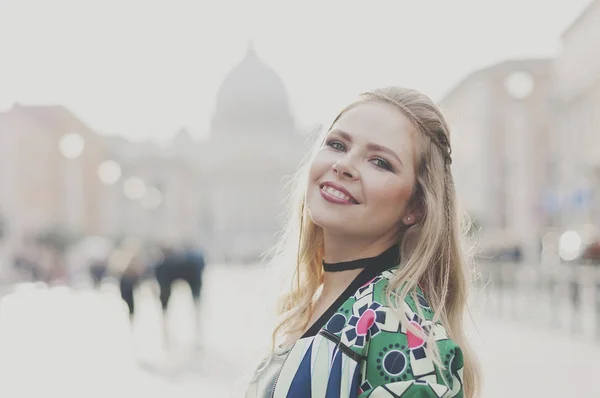 Счастливые молодые битник женщина в Риме — стоковое фото