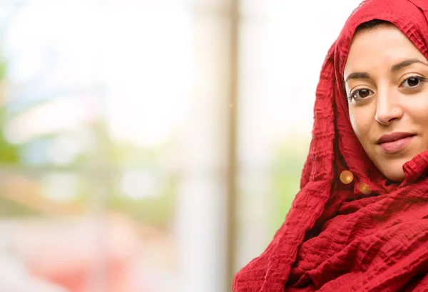 Молодая Арабская Женщина Хиджабе Уверенным Счастливым Улыбкой Природных Приглашения Вступить — стоковое фото