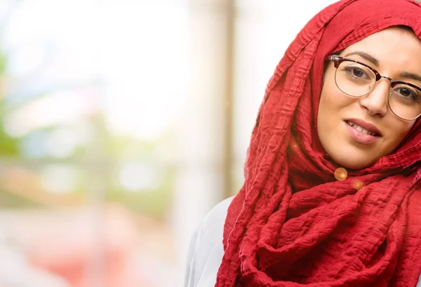 Молодая Арабская Женщина Хиджабе Уверенным Счастливым Выражением Смеясь Естественные Природные — стоковое фото
