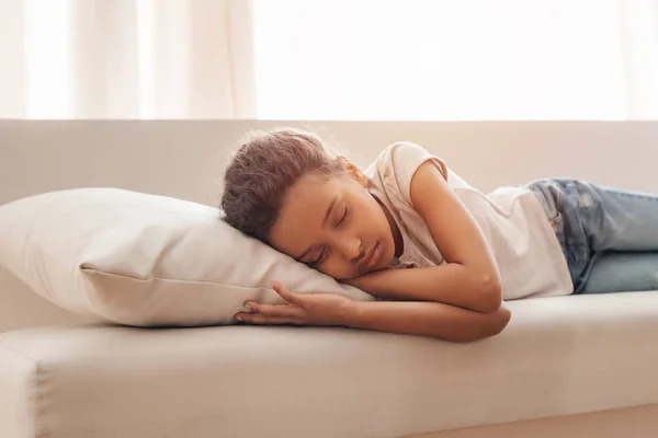 Девочка спит на диване — стоковое фото