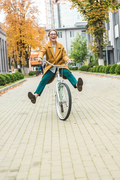 Женщина, ездящая на велосипеде — стоковое фото