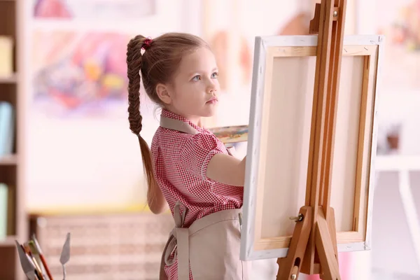 Милый маленький художник живопись картина — стоковое фото