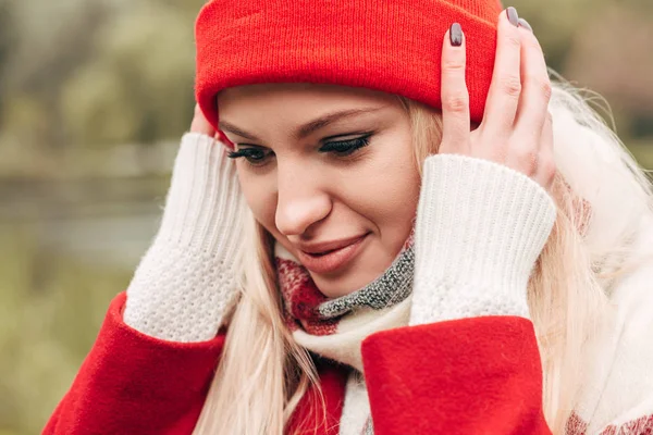 Молодая женщина в красной шляпе — стоковое фото
