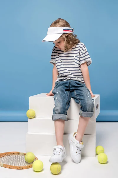 Маленькая девочка с Теннисный инвентарь — стоковое фото