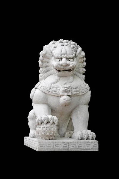 Китайский императорский Лев статуя, изолированные на черном фоне — стоковое фото