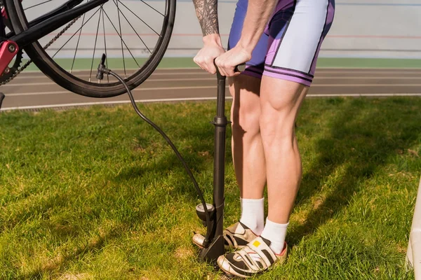 Человек, насосных велосипедное колесо — стоковое фото