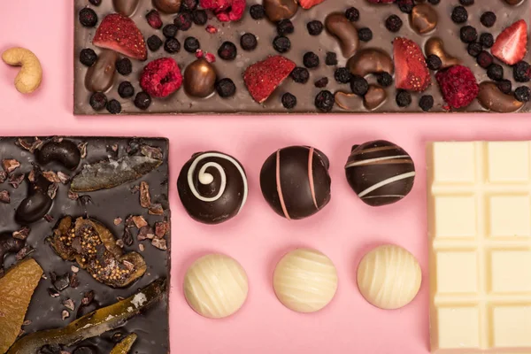 Шоколадные батончики и конфеты — стоковое фото