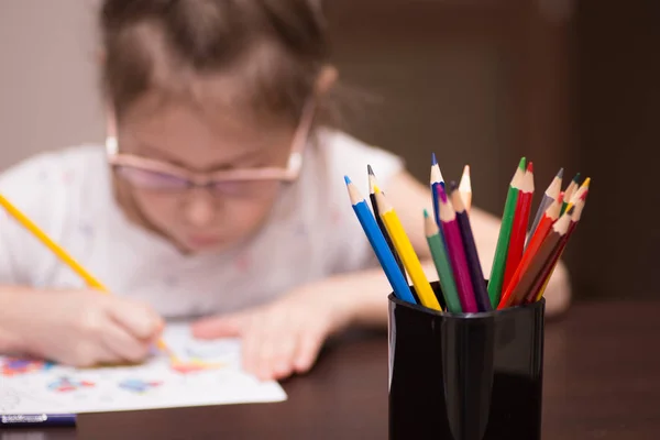 Маленькая девочка рисует с цветными карандашами — стоковое фото