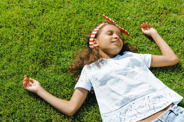 Афро-американских девочка спит на траве — стоковое фото