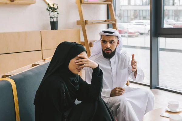 Мусульманские пара, ругаются в кафе — стоковое фото