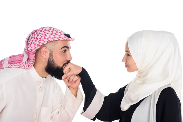 Мужчина-мусульманин, целуя руки подруги — стоковое фото