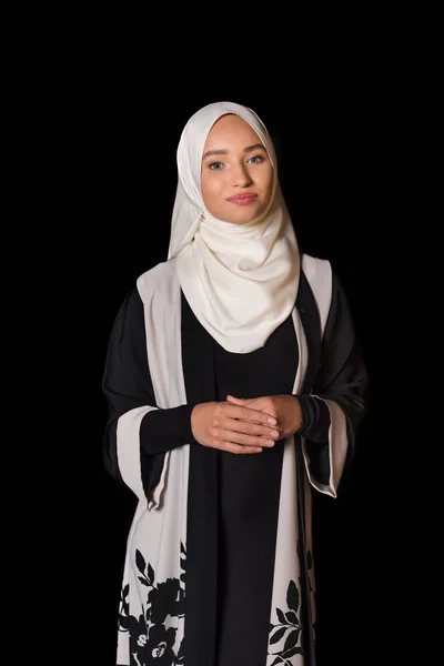 Мусульманская женщина в традиционной одежде — стоковое фото