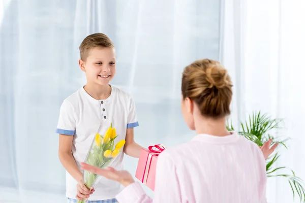 Счастливый Маленький Сын Представляя Подарков Цветов Матери Матери День Утром — стоковое фото