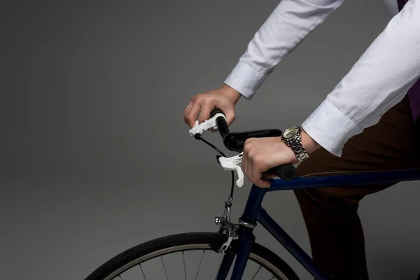 Частичный Вид Бизнесмена Езда Велосипеде Изолированные Серый — стоковое фото