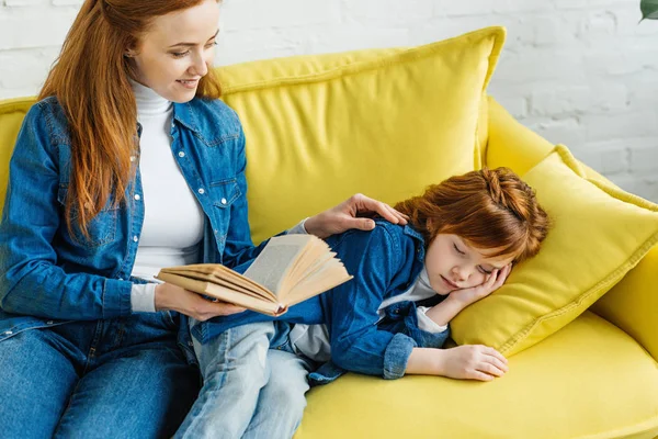 Сонный Маленький Ребенок Слушать Матери Чтения Книги — стоковое фото