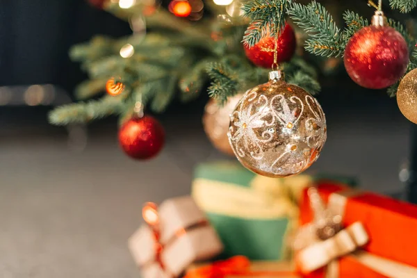 Безделушки на рождественской елке — стоковое фото