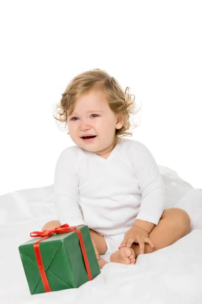 Малыш девушки с упакованный подарок — стоковое фото