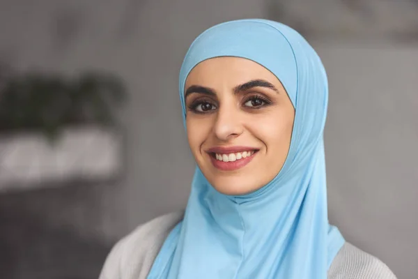 Портрет Улыбаясь Красивые Мусульманской Женщины Хиджабе Дома — стоковое фото