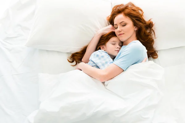 Красивые Мать Дочь Обниматься Спать Вместе Постели — стоковое фото