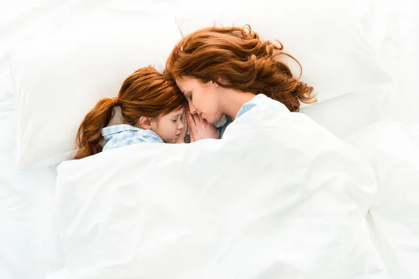 Красивый Рыжий Мать Дочь Спать Вместе Постели — стоковое фото