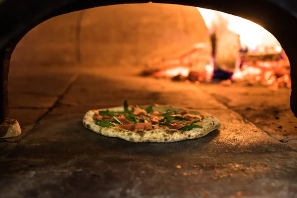 Крупным Планом Зрения Итальянской Пиццы Выпечка Печи Ресторане — стоковое фото