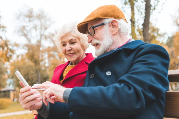 Пожилые супружеские пары с смартфона — стоковое фото