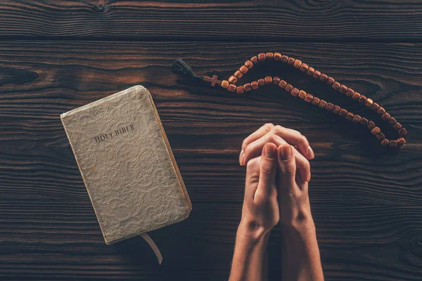 Обрезанное Изображение Женщины Сидя Столом Четок Святую Библию Молиться — стоковое фото