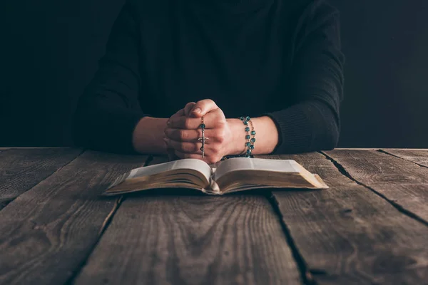 Обрезанное Изображение Женщины Сидя Столом Четок Библию Молиться — стоковое фото