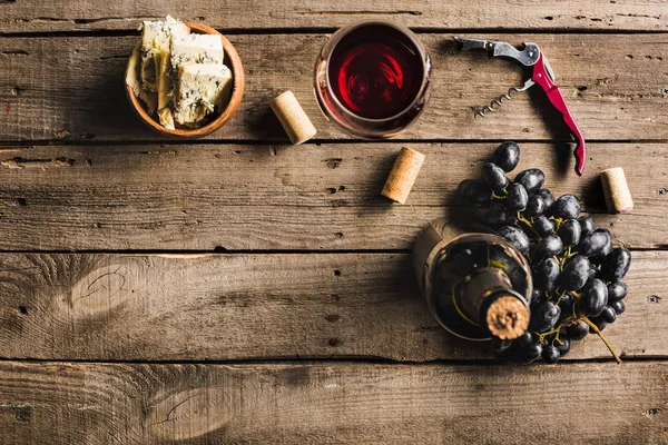 Бутылка вина, бокалы и винограда — стоковое фото