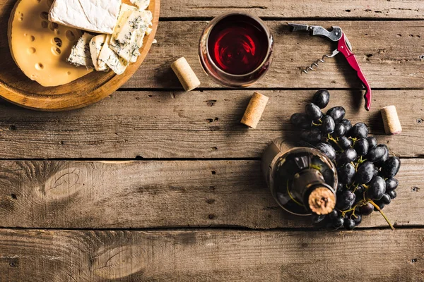 Вино с сыром и виноградом — стоковое фото