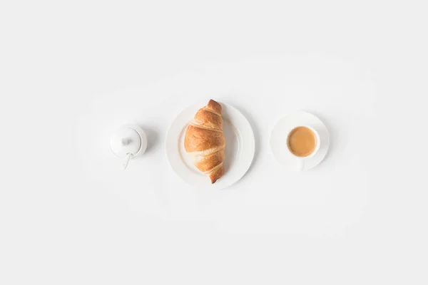 Вид Сверху Чашку Кофе Круассанами Завтрак Белой Поверхности — стоковое фото