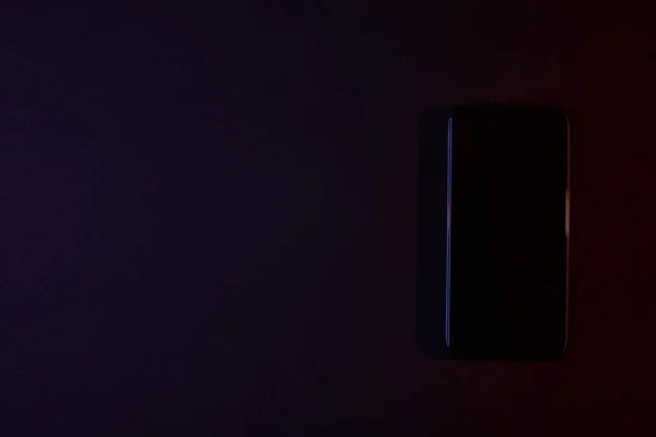 Повышенные Вид Один Черный Смартфон Темном — стоковое фото