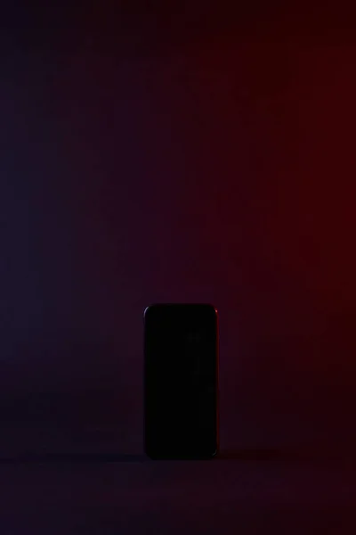 Повышенные Вид Один Черный Смартфон Темном — стоковое фото