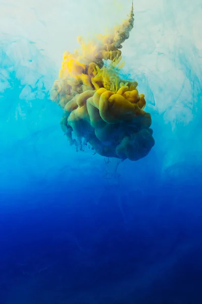 Крупным Планом Зрения Смешивание Голубой Бирюзовый Желтой Краски Брызг Воде — стоковое фото