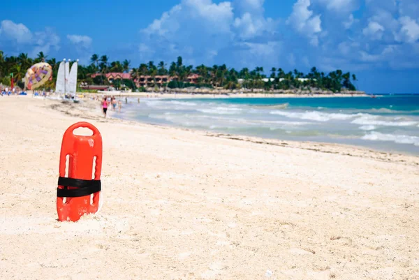 Красный пластиковый буя для спасателя готовы спасти людей на пляже — стоковое фото
