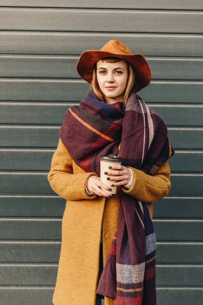 Портрет Привлекательные Женщины Осенней Куртке Шапке Кофе Руках — стоковое фото