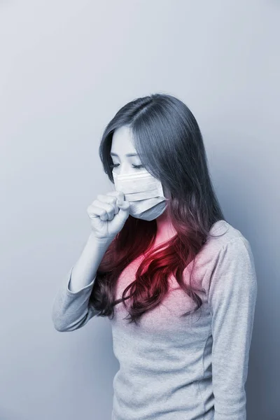 Женщина, кашель с маской — стоковое фото