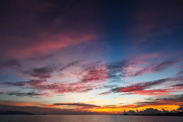 Красочный Закат Небо Над Спокойной Морской Поверхности — стоковое фото