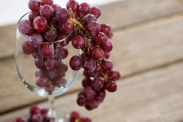 Крупным планом Красные гроздья винограда в бокал — стоковое фото