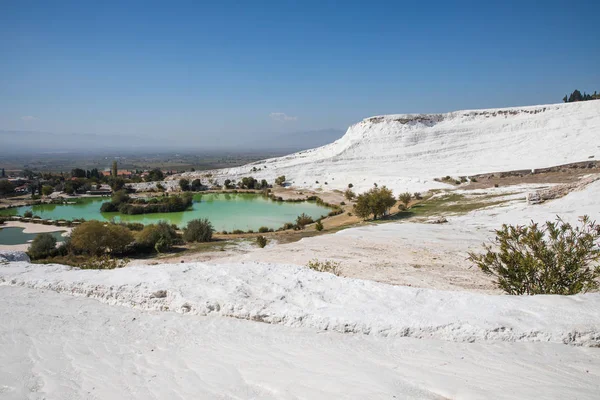 Величественный Пейзаж Известных Белых Геологических Формаций Бассейном Памуккале Турция — стоковое фото