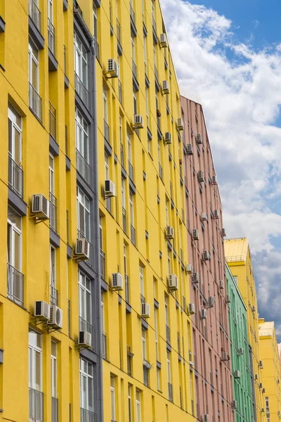 Фрагмент разноцветные фасад современный комплекс апартаментов — стоковое фото